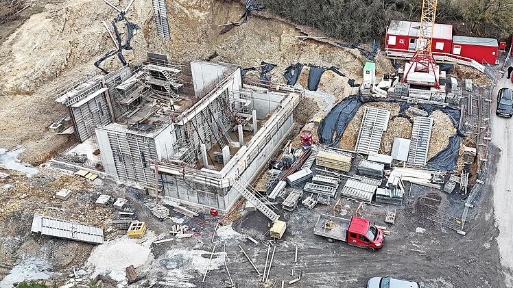Der Bau des Hochbehälters auf dem Weinberg in Gestungshausen kann in diesem Jahr wahrscheinlich nicht vollständig abgeschlossen werden. Weitgehend funktionsbereit soll er bis Jahresende trotzdem sein.