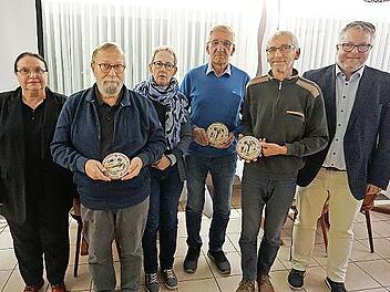 Die Preisträger der Einzelhauspreise des Verschönerungsvereins (von links mit der Vorsitzenden Ulla Hofmann): Wolfgang Buggel und Anita Bösl-Buggel, Klaus Schoberth, Stefan Graß und Bürgermeister Marc Benker.
