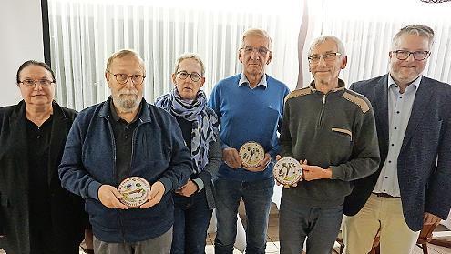 Die Preisträger der Einzelhauspreise des Verschönerungsvereins (von links mit der Vorsitzenden Ulla Hofmann): Wolfgang Buggel und Anita Bösl-Buggel, Klaus Schoberth, Stefan Graß und Bürgermeister Marc Benker.