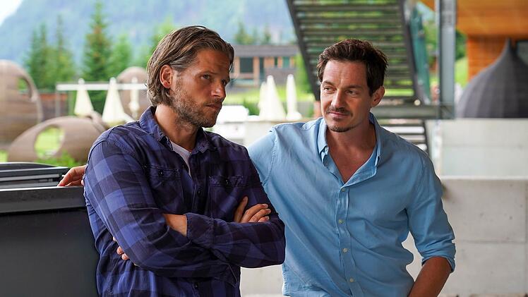 Markus Kofler (Sebastian Str&ouml;bel, links) und Tobias Herbrechter (Markus Brandl) planen ein entspanntes Wochenende.