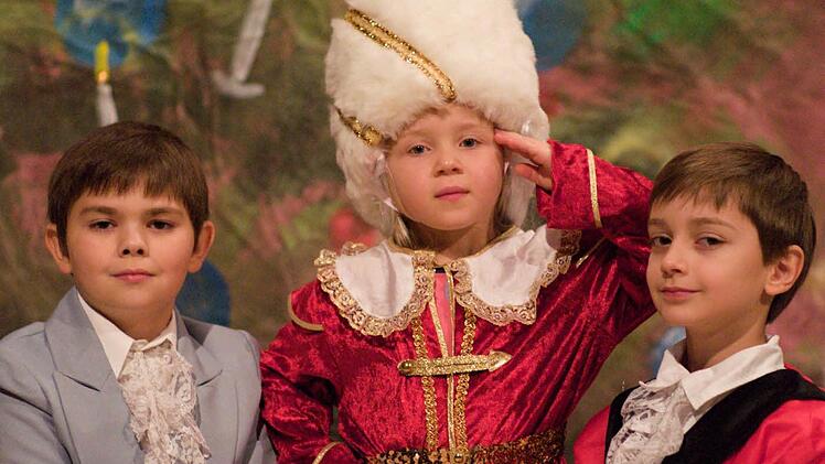 Die jüngsten Darsteller und Tänzer (von links): Daniel Kunz (zehn Jahre), die jüngste Solistin, die fünfjährige Greta Schaible und der zehnjährige Elias Fischer. Foto: K.-H. Hofmann