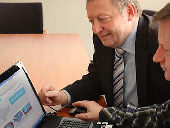 Georg Schulz-Hertlein (rechts) hat das Portal Generationenfreundlicher Landkreis erstellt. Landrat Thoma Bold stellte es vor. Foto: Stefan Seufert