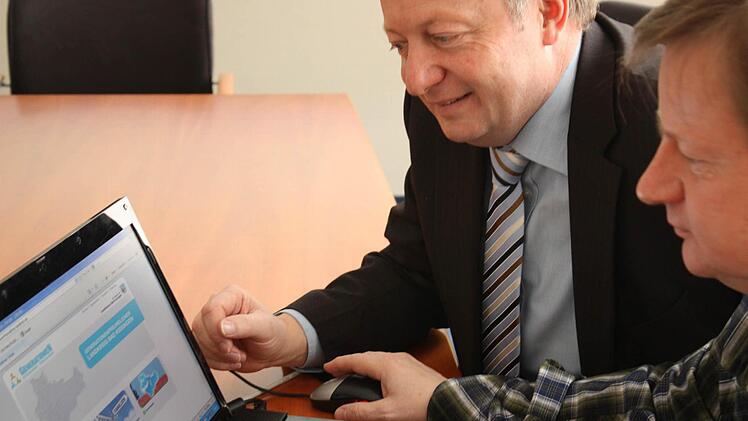 Georg Schulz-Hertlein (rechts) hat das Portal Generationenfreundlicher Landkreis erstellt. Landrat Thoma Bold stellte es vor. Foto: Stefan Seufert