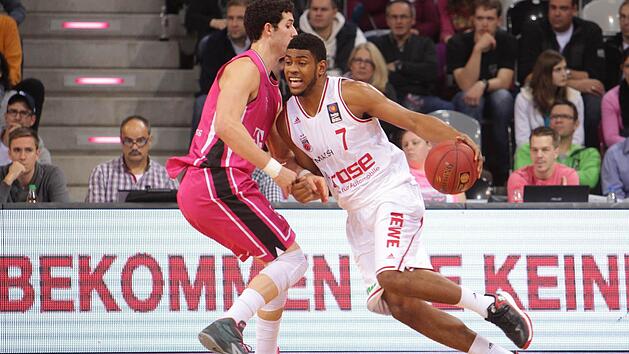 Ryan Thompson (mit Ball) war nicht zu stoppen - auch nicht von Angelo Caloiaro. Doch Bambergs Scharfsch&uuml;tze erhielt in Bonn zu wenig Unterst&uuml;tzung von seinen Mitstreitern. Foto: J&ouml;rn Wolter