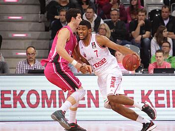 Ryan Thompson (mit Ball) war nicht zu stoppen - auch nicht von Angelo Caloiaro. Doch Bambergs Scharfsch&uuml;tze erhielt in Bonn zu wenig Unterst&uuml;tzung von seinen Mitstreitern. Foto: J&ouml;rn Wolter