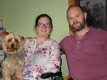 Hündchen Cookie, Daniela und Frank Rauh. Foto: Marco Meißner