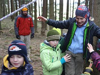 Gemeinsam bewältigten die Kinder einen Parcours auf Niedrigseilelementen.  Foto: privat