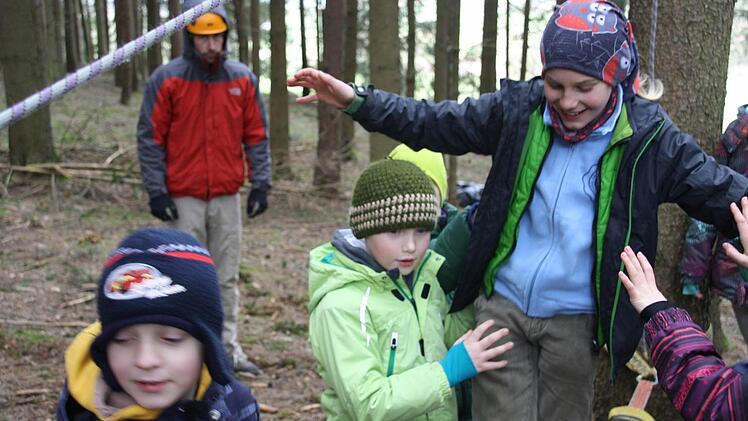 Gemeinsam bewältigten die Kinder einen Parcours auf Niedrigseilelementen.  Foto: privat