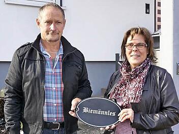 Oswald Kehm und Daniela Wagner bitten alle Oberweißenbrunner, die in Häusern mit historisch belegten Namen wohnen bei der Hausnamenschilder-Aktion des Rhönklub mitzumachen.  Foto: Marion Eckert