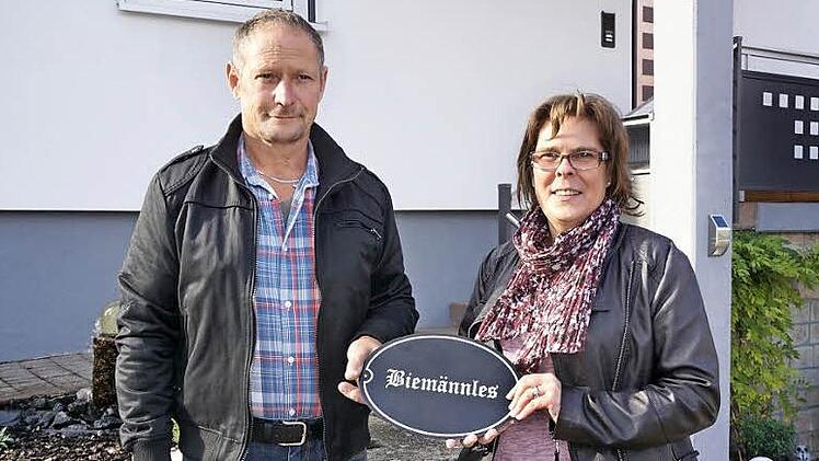 Oswald Kehm und Daniela Wagner bitten alle Oberweißenbrunner, die in Häusern mit historisch belegten Namen wohnen bei der Hausnamenschilder-Aktion des Rhönklub mitzumachen.  Foto: Marion Eckert