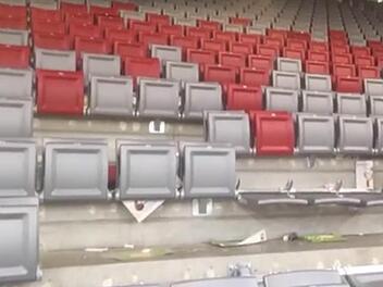 Die Fans von "Roter Stern Belgrad" haben am Dienstag im Jubelrausch Stühle in der Brose-Arena in Bamberg beschädigt. Screenshot: Facebook / Frank Förtsch