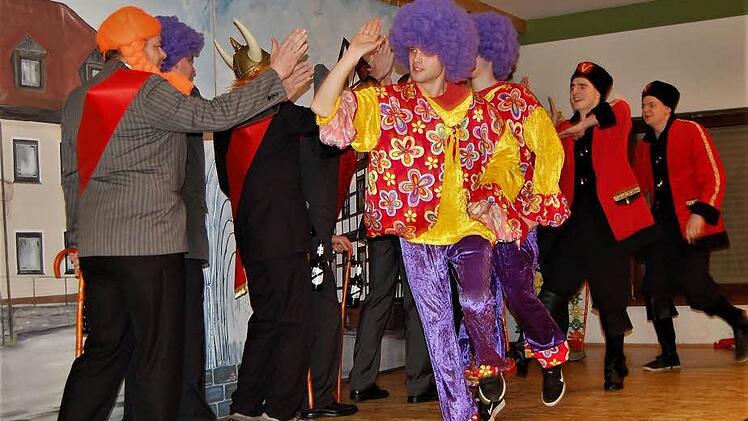 Die alten und jungen Kindsköpf ließen die Bühne erzittern. Foto: Sigismund von Dobschütz