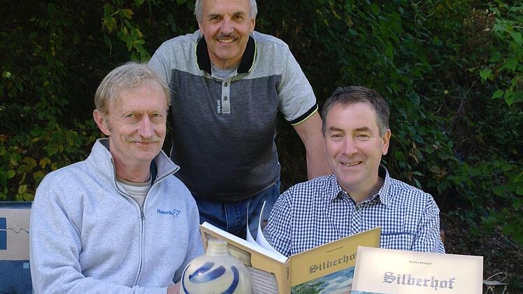 Die "steinerne Woar" stammt zwar aus Eckartsroth, doch waren sie beliebte Handelsgüter der Silberhöfer. Walter Kömpel (Mitte) hat sich das ehemalige Dorf näher angeschaut und zusammen mit Karl Hahn (links) und Matthias Elm das Buch "Silberhof - Ein Dorf, von dem man erzählt" geschrieben.  Foto: Stephanie Elm