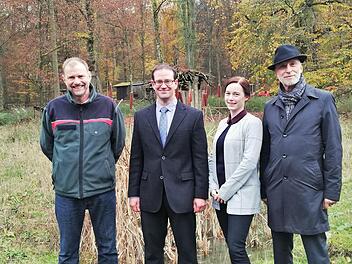 Stolz auf die seit über zehn Jahren erfolgreiche wissenschaftliche Zusammenarbeit zur Umweltbildung sind (von links) Wildpark-Leiter Axel Maunz, Dr. Thomas Heyne, Akademischer Direktor der Professional School of Education (PSE) der Universität Würzburg, Doktorandin Sonja Fiedler und Oberbürgermeister Kay Blankenburg.  Foto: S. von Dobschütz