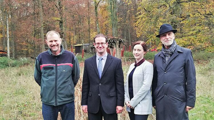 Stolz auf die seit über zehn Jahren erfolgreiche wissenschaftliche Zusammenarbeit zur Umweltbildung sind (von links) Wildpark-Leiter Axel Maunz, Dr. Thomas Heyne, Akademischer Direktor der Professional School of Education (PSE) der Universität Würzburg, Doktorandin Sonja Fiedler und Oberbürgermeister Kay Blankenburg.  Foto: S. von Dobschütz