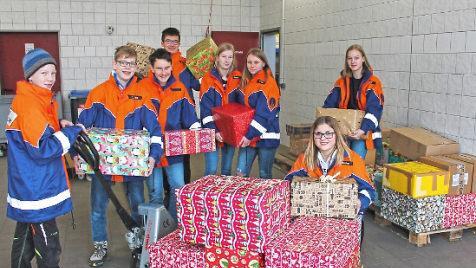 Zum zehnten Mal hatte die Jugendfeuerwehr Kirchehrenbach zur Weihnachtstruckeraktion aufgerufen.  Foto: Feuerwehr/sm&uuml;