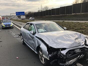 Auf der A9 in Oberfranken ist es am Mittwochnachmittag zu einem schweren Unfall gekommen. Es bildete sich ein langer Stau. Fotos: Fricke/News5