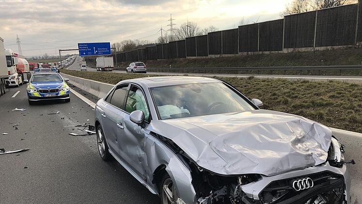 Auf der A9 in Oberfranken ist es am Mittwochnachmittag zu einem schweren Unfall gekommen. Es bildete sich ein langer Stau. Fotos: Fricke/News5