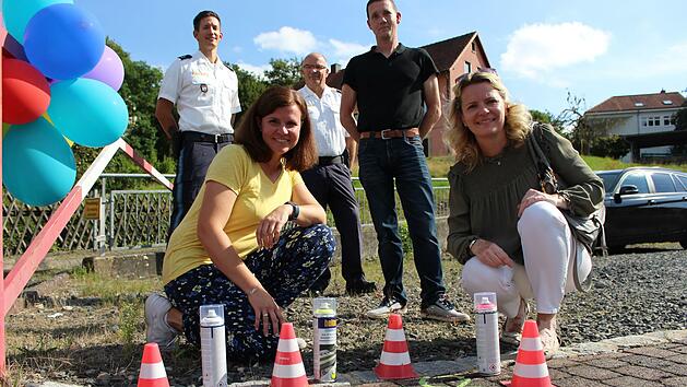 Heike Greenberg-Kremer (rechts) hatte die Idee für die Fußspuren. Kollegin Franziska Kaul (vorne links), Kollege Florian Wildenauer sowie die Polizeioberkommissar Simon Jilg und Manfred Schneider  unterstützen die Aktion.