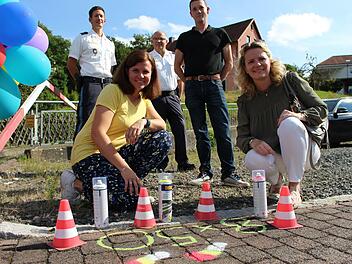 Heike Greenberg-Kremer (rechts) hatte die Idee für die Fußspuren. Kollegin Franziska Kaul (vorne links), Kollege Florian Wildenauer sowie die Polizeioberkommissar Simon Jilg und Manfred Schneider  unterstützen die Aktion.