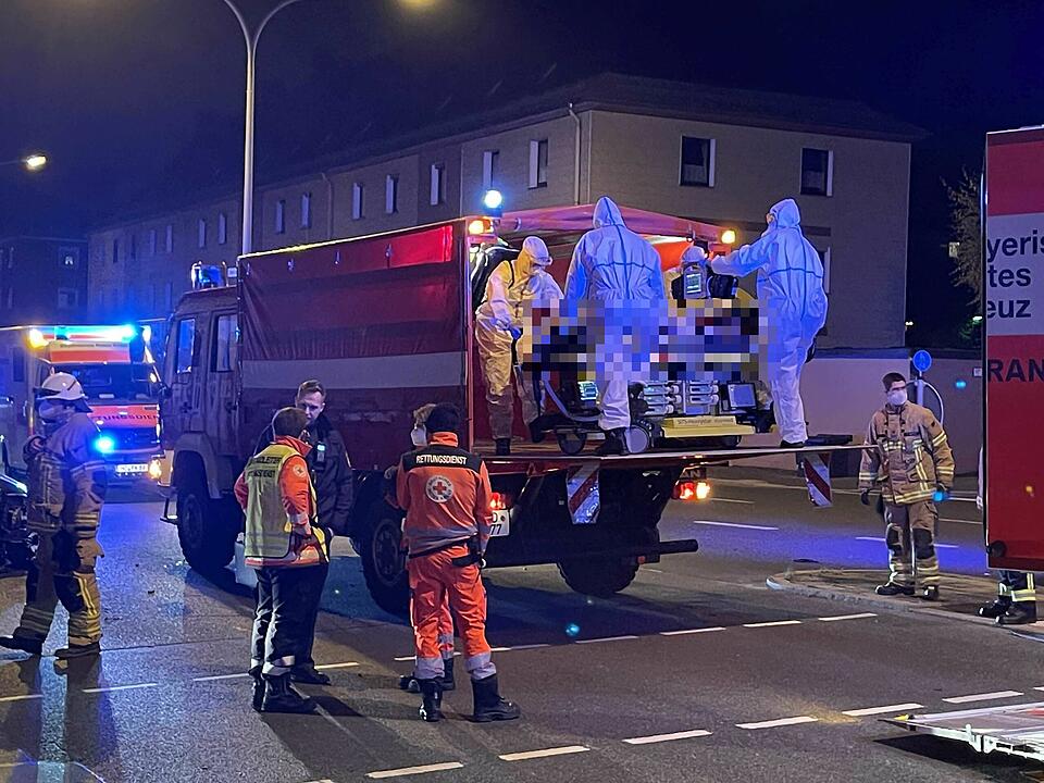 Nach Unfall mit Intensivtransportwagen: Beatmeter Corona-Patient muss auf offener Straße umgelagert werden