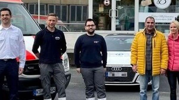 Das Foto wurde nach der Führerschein-Prüfung aufgenommen. Es zeigt Alexander Kretz, Kay Wahler, Julian Albert vom BRK und Thorsten Barke und Nicola Kohlhepp von der Fahrschule. Foto: Manuel Vorndran