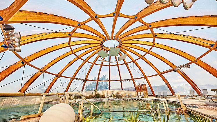 Therme, Bad, Badehaus, Schwimmen, Becken, Tauchen, Badeurlaub, Urlaub, Erlebnis, Auszeit, Freizeit, Erholung