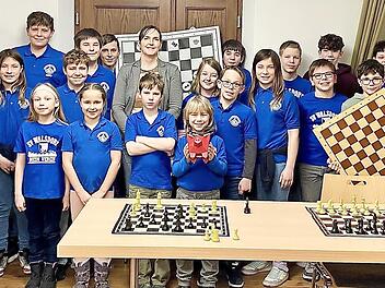 Spenden&uuml;bergabe durch &bdquo;Franken helfen Franken&ldquo;-Vorstandsmitglied Jessica Nickel (Bildmitte): Neben den Kindern und Jugendlichen waren auch Wolfgang Rottmann, Leiter der Schachabteilung des SV Walsdorf (l.) sowie die Trainer und Spieler Manfred Sta...