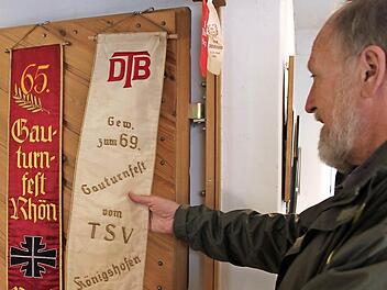 Im Archiv des Turngaus Rhön-Saale sind auch solche Wimpel zu finden, wie sie bei Gauturnfesten angeschafft wurden. Peter Will hält das Archiv für ein Kulturgut, das entsprechend gepflegt werden sollte.Foto: Heike Beudert
