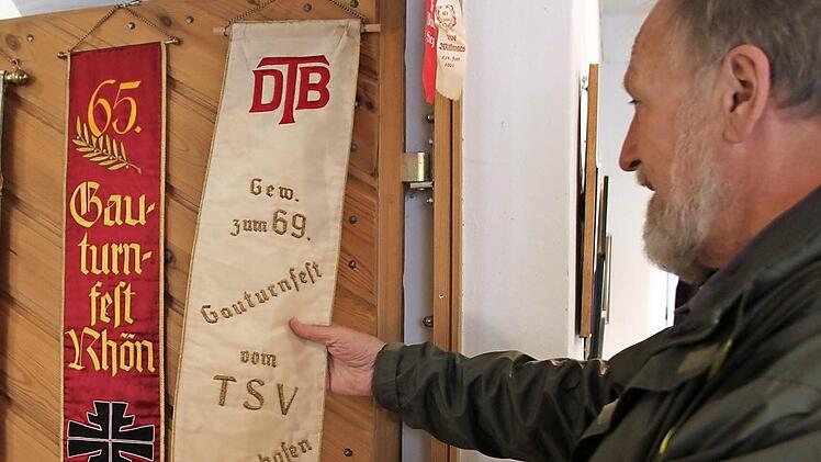 Im Archiv des Turngaus Rhön-Saale sind auch solche Wimpel zu finden, wie sie bei Gauturnfesten angeschafft wurden. Peter Will hält das Archiv für ein Kulturgut, das entsprechend gepflegt werden sollte.Foto: Heike Beudert