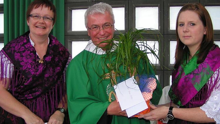 Pfarrer Gerhard Möckel mit (links) Ingrid Stöhler und Anna Hack vom Trachtenverein Weilersbach Foto: Heidi Amon