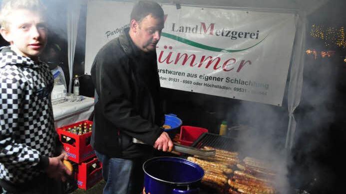 Die Bratwürste waren gefragt, auch Altbürgermeister Martin stand am Grill.