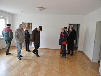 Großes Wohnzimmer mit Parkettböden. Wände und Türen sind offenbar frisch gestrichen: Einblick in einen Wohnblock der Birkenalle. Fotos: Ronald Rinklef