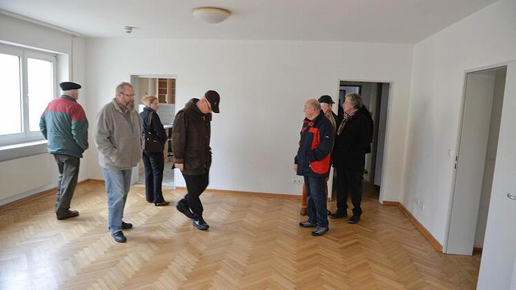 Großes Wohnzimmer mit Parkettböden. Wände und Türen sind offenbar frisch gestrichen: Einblick in einen Wohnblock der Birkenalle. Fotos: Ronald Rinklef
