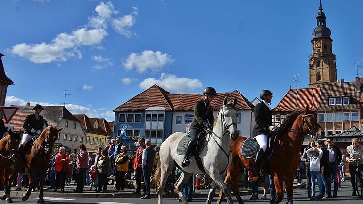 Aufbruch Jagd. Vom Marktplatz ging es über die Kellereistraße zum jagdlichen Reiten. Foto: Friedrich