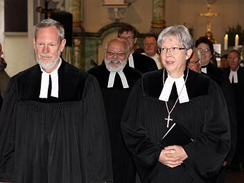 Der letzte gemeinsame Auszug von Jay Wiederanders (links) mit Dekanin Dorothea Richter und Pfarrer Albrecht Bischof. Foto: Michael Wunder