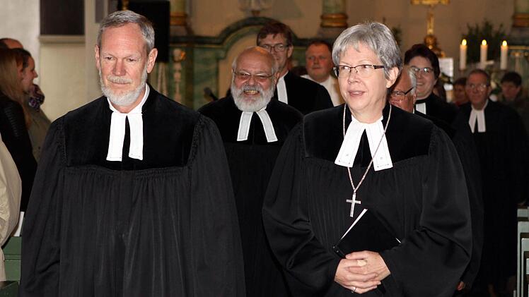 Der letzte gemeinsame Auszug von Jay Wiederanders (links) mit Dekanin Dorothea Richter und Pfarrer Albrecht Bischof. Foto: Michael Wunder