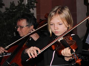 Emely Naumann (5a) mit ihrer Geige.