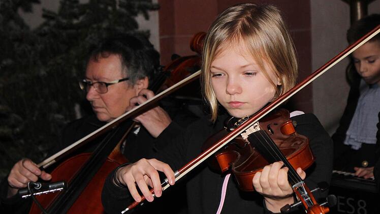 Emely Naumann (5a) mit ihrer Geige.