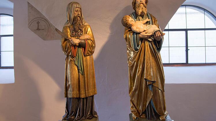 Der Heilige Josef (rechts) und der Hohepriester, beide um 1870, stammen aus der Marienkapelle in Würzburg; wahrscheinlich aus dem Hochaltar.