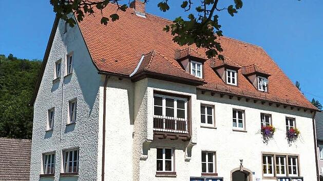 Das Ärztehaus in Wirsberg wird einen barrierefreien Zugang bekommen. Rechts neben dem Eingangsbereich soll ein Personenaufzug installiert werden.  Foto: Werner Reißaus