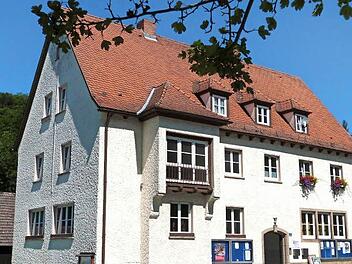 Das &Auml;rztehaus in Wirsberg wird einen barrierefreien Zugang bekommen. Rechts neben dem Eingangsbereich soll ein Personenaufzug installiert werden.  Foto: Werner Rei&szlig;aus