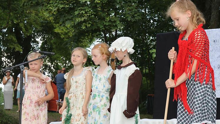 Die Kleinsten spielten das slowakische Märchen "Die 12 Monate". Foto: Michael Stelzner