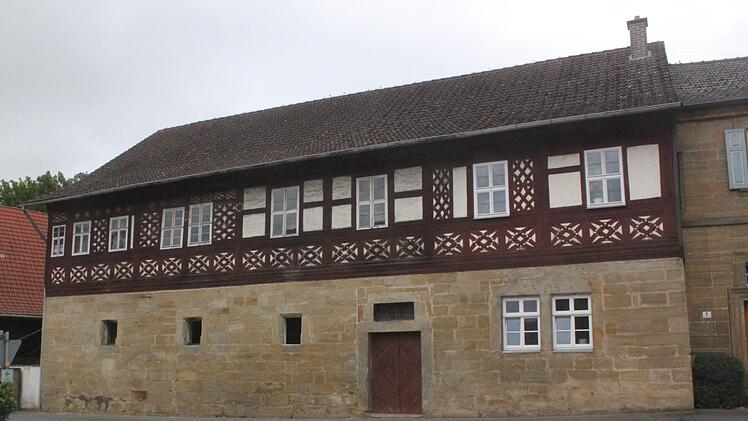 In diesem trutzigen Haus befindet sich das Wallenstein-Zimmer, dessen Fenster jedoch der Hofseite zugewandt ist. Foto: Matthias Einwag