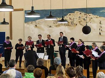 Die Kantorei Heilig Kreuz (hier bei einem Auftritt im Gemeindesaal) gestaltet die Uraufführung der Weihnachtskantate "Licht, das in die Welt gekommen".Archiv/Jochen Berger