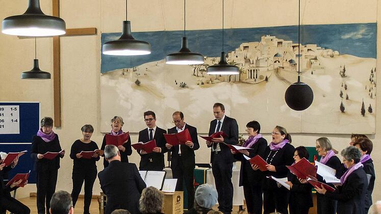 Die Kantorei Heilig Kreuz (hier bei einem Auftritt im Gemeindesaal) gestaltet die Uraufführung der Weihnachtskantate "Licht, das in die Welt gekommen".Archiv/Jochen Berger