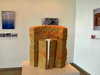 "Altes Tor" von Petra Lange, geplant für den Markt Hirschaid. Die Sandsteinskulptur soll die Maße 3,50 mal 3,0 mal 1,5 Meter haben. Fotos: Andrea Spörlein