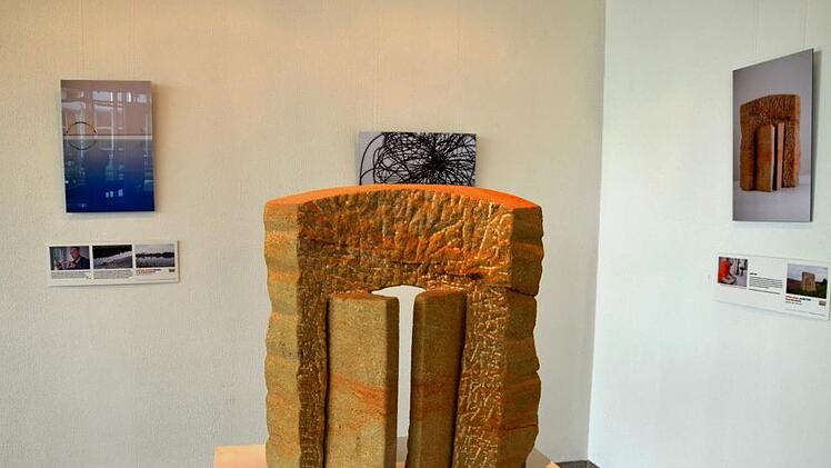 "Altes Tor" von Petra Lange, geplant für den Markt Hirschaid. Die Sandsteinskulptur soll die Maße 3,50 mal 3,0 mal 1,5 Meter haben. Fotos: Andrea Spörlein
