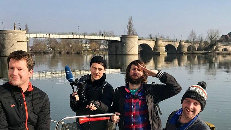 In Kitzingen haben die "Woidboyz" Basti, Uli und Andi ein Fahrschulboot geentert, um weiter nach Dettelbach zu kommen.  Links im Bild der "überfallene" Kapitän Timo Lang, dem die Aktion "großen Spaß gemacht" hat. Eva Schatz/ BR