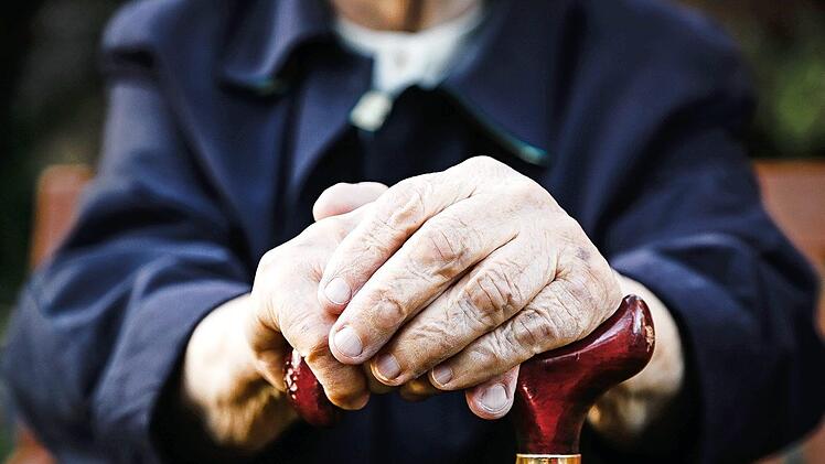 Sich stützen können im Alter, auch auf die Rente, darauf ist der Großteil der Rentner angewiesen. Die Gewerkschaft NGG fordert eine Stärkung der gesetzlichen Rentenversicherung. Andernfalls drohe Tausenden Altersarmut, auch wenn sie ein Leben lang gearbeitet haben.  Foto: NGG